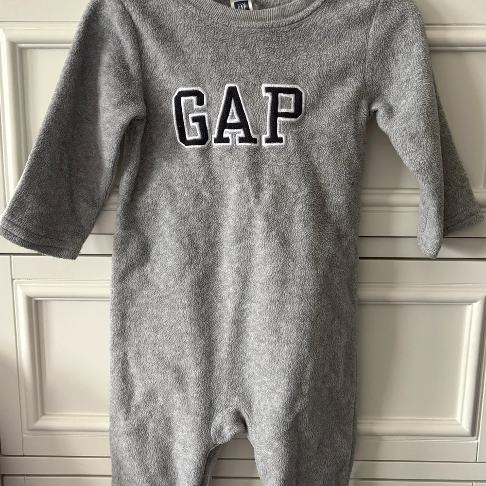 GAP Infant Gray Sweater one piece outfit size 6-12mo